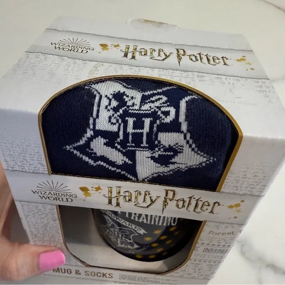 NWT Harry Potter Hogwarts Wizard in Training mug and socks set - Picture 4 of 7